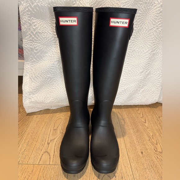 Hunter Women’s tall black rain boot - Picture 2 of 7